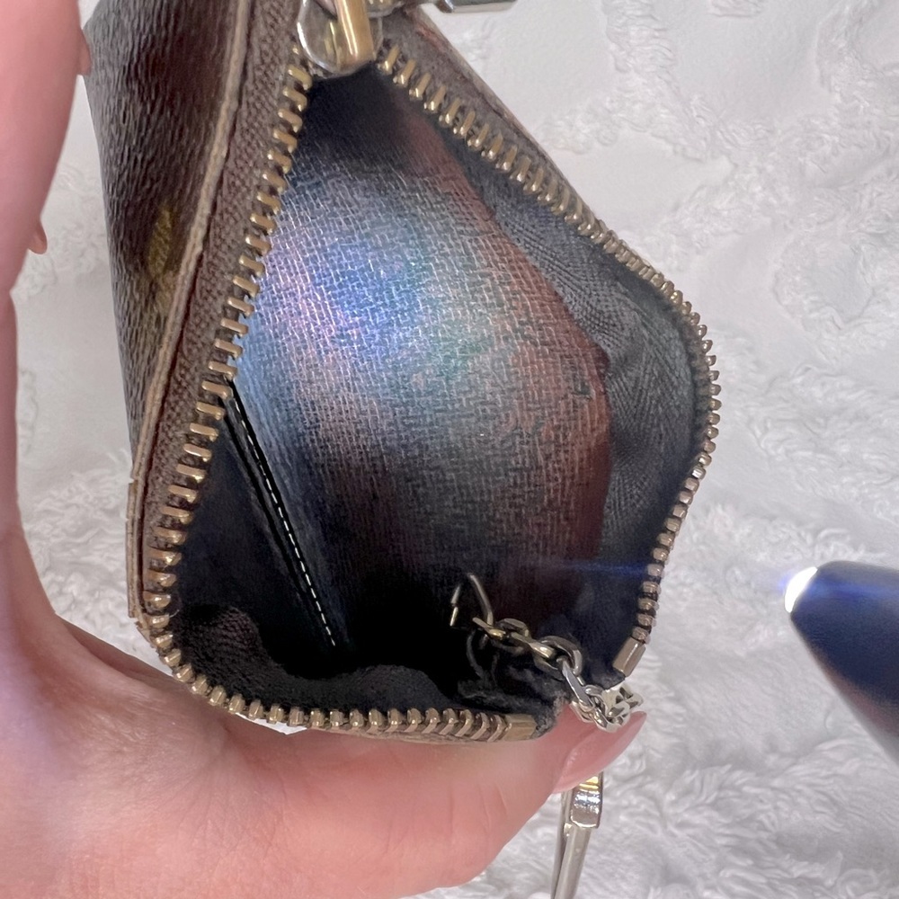 LOUIS VUITTON • MONOGRAM • KEY CLES POUCH - Picture 3 of 8